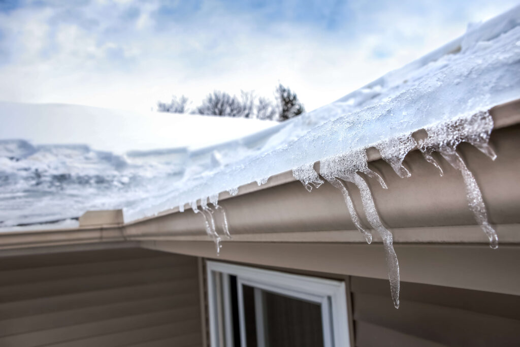 cleaning_gutters_winter