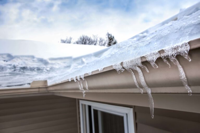 cleaning_gutters_winter